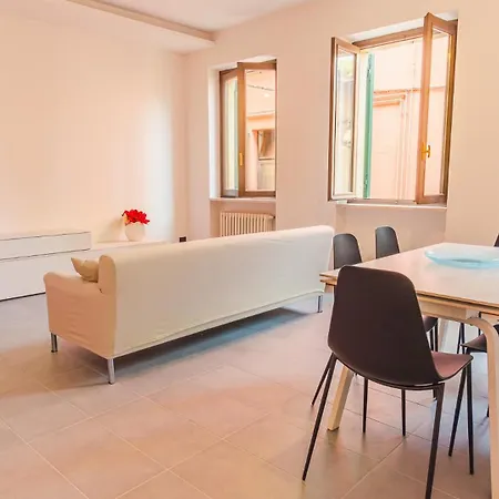 Piazza Garibaldi - Italian Homing شقة ديسينسانو ديل غاردا
